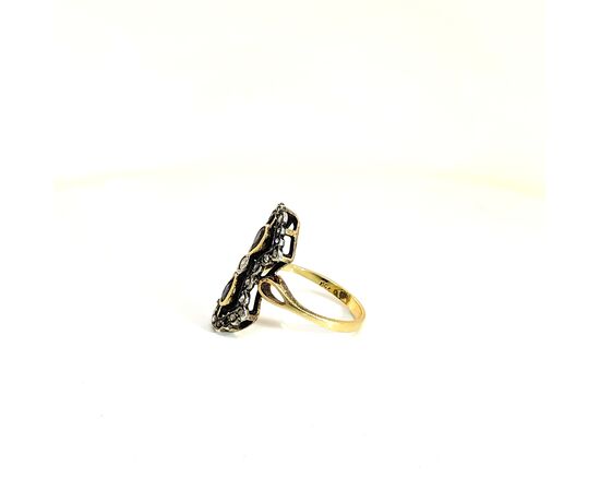 Anello in oro con zaffiri e diamanti