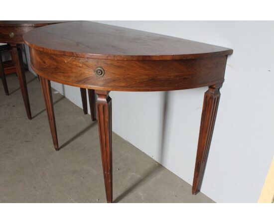 Antica coppia di console  noce Parma 1770 . Luigi XVI mezza luna con gambe strozzate . Mis 118 x 58