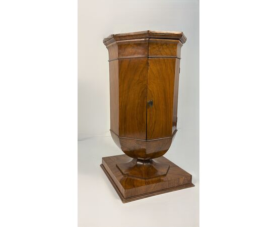 Tulip bedside table veneered in walnut, first half of the 19th century
