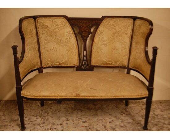 Antique English sofa from the 1800s, Victorian style, in mahogany