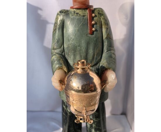 Piccola scultura in marmi diversi e pietre dure - Giovane con samovar. Probabilmente Russia, XIX-XX secolo.