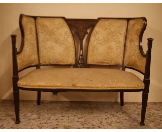 Antique English sofa from the 1800s, Victorian style, in mahogany