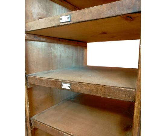 Libreria archivio antica con schedario