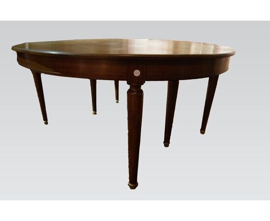 French extendable table from the 1800s, Louis XVI style