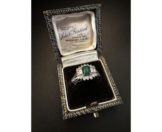 Anello  in  Platino  con  Smeraldo  e  Diamanti