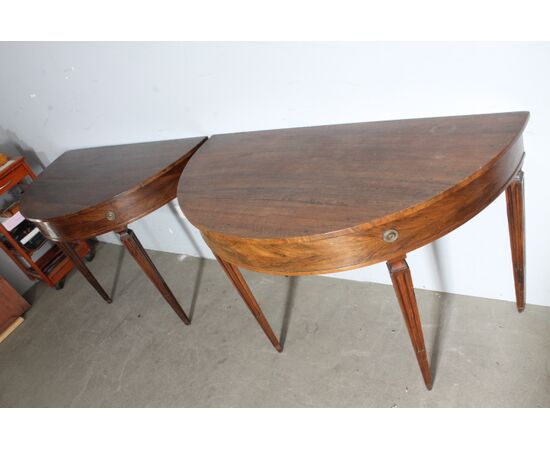 Antica coppia di console  noce Parma 1770 . Luigi XVI mezza luna con gambe strozzate . Mis 118 x 58