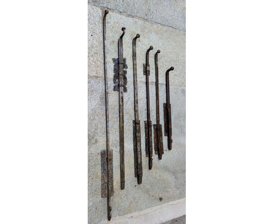 Vasto assortimento di catenacci in ferro forgiato XVII-XVIII secolo