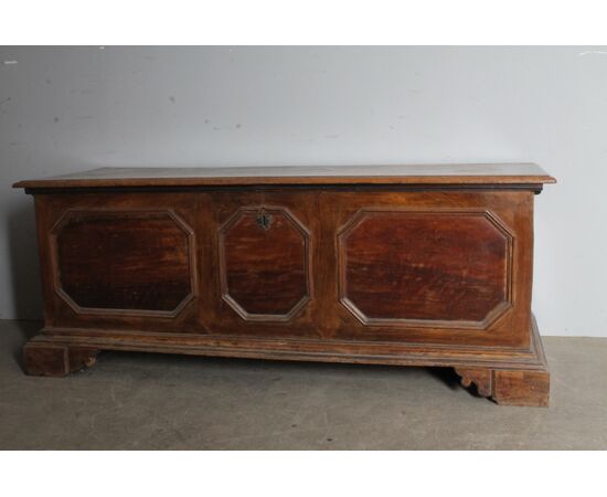 Antica cassapanca in noce massello reggiana epoca XVII sec con losanghe . mis 173 x 61 . h 68