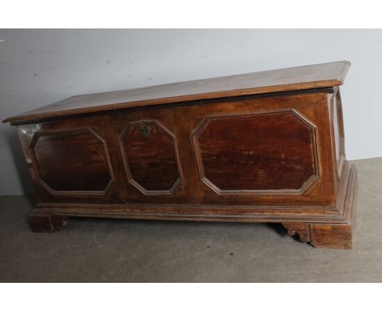 Antica cassapanca in noce massello reggiana epoca XVII sec con losanghe . mis 173 x 61 . h 68