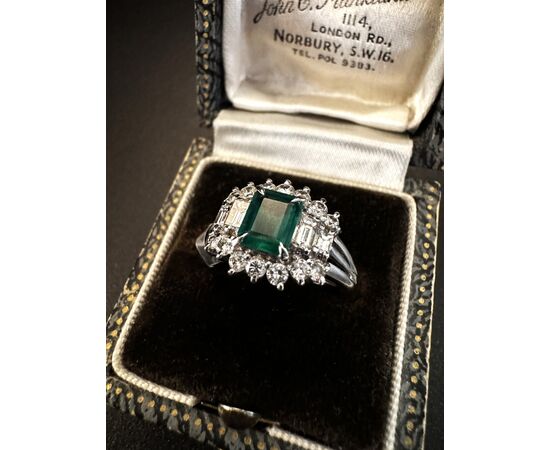 Anello  in  Platino  con  Smeraldo  e  Diamanti