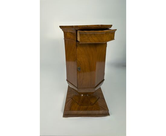 Tulip bedside table veneered in walnut, first half of the 19th century