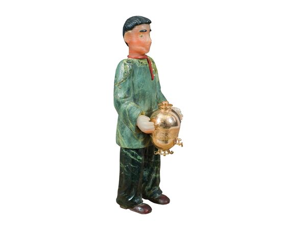 Piccola scultura in marmi diversi e pietre dure - Giovane con samovar. Probabilmente Russia, XIX-XX secolo.