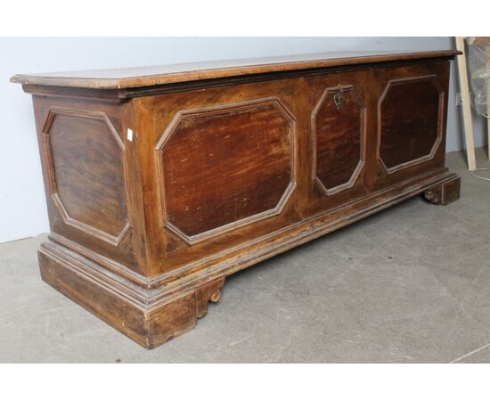 Antica cassapanca in noce massello reggiana epoca XVII sec con losanghe . mis 173 x 61 . h 68