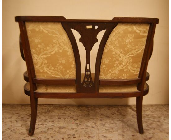 Antique English sofa from the 1800s, Victorian style, in mahogany
