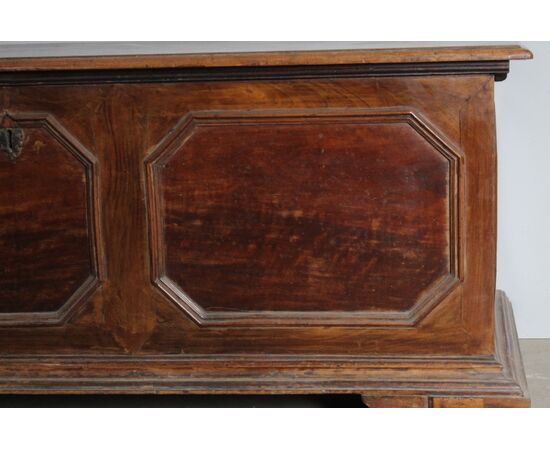 Antica cassapanca in noce massello reggiana epoca XVII sec con losanghe . mis 173 x 61 . h 68