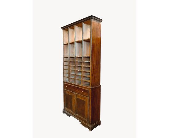 Libreria archivio antica con schedario