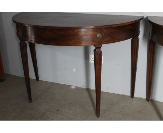 Antica coppia di console  noce Parma 1770 . Luigi XVI mezza luna con gambe strozzate . Mis 118 x 58