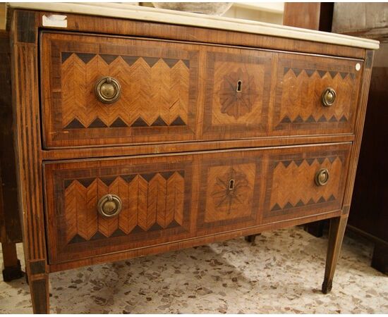 Antique Italian chest of drawers from the 1800s, Louis XVI style, richly inlaid.