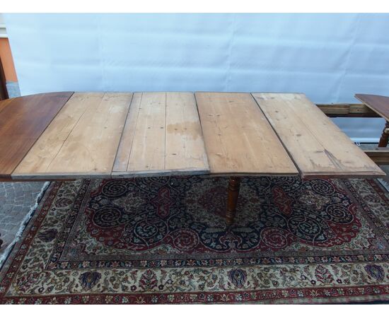 ROUND EXTENDABLE TABLE IN WALNUT, 19th CENTURY. L129xW131xH74 cm. Total extension 370 cm