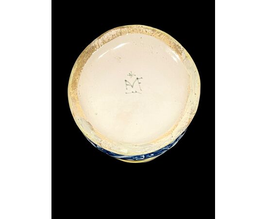 Boccale in maiolica con decoro a personaggi detti ‘cantori’.Manifattura Minghetti,Bologna.