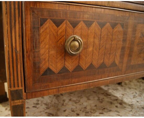 Antique Italian chest of drawers from the 1800s, Louis XVI style, richly inlaid.