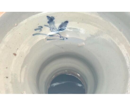Grande vaso in maiolica  con manici serpentiformi e decoro a personaggi,putti e satiri su sfondo agreste stile Savona, manifattura Cantagalli Firenze.
