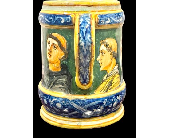Boccale in maiolica con decoro a personaggi detti ‘cantori’.Manifattura Minghetti,Bologna.