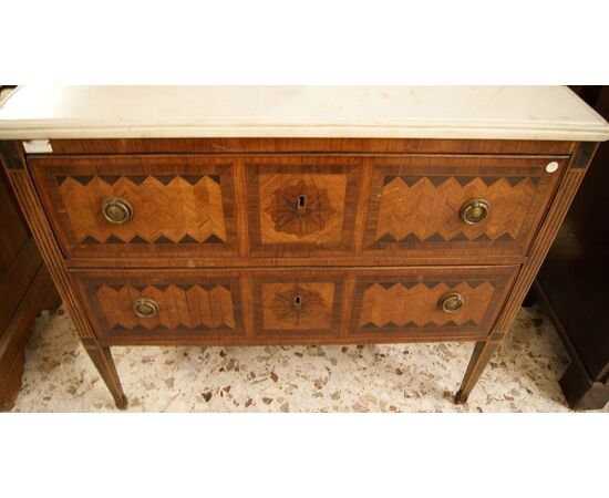 Antique Italian chest of drawers from the 1800s, Louis XVI style, richly inlaid.