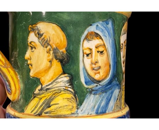 Boccale in maiolica con decoro a personaggi detti ‘cantori’.Manifattura Minghetti,Bologna.