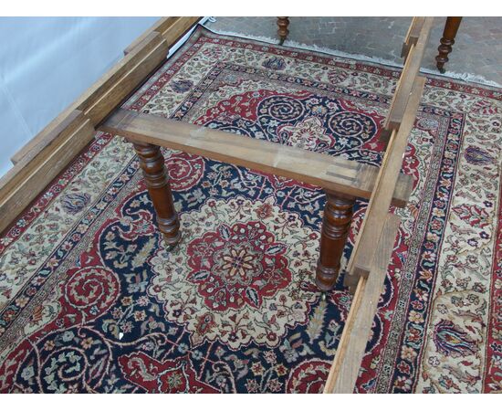 ROUND EXTENDABLE TABLE IN WALNUT, 19th CENTURY. L129xW131xH74 cm. Total extension 370 cm