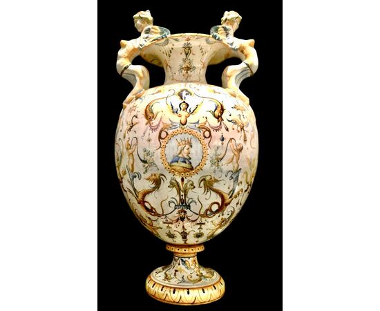 vaso in maiolica con prese laterali a forma di arpie e decoro a raffaellesche e grottesche.Cantagalli,Firenze.