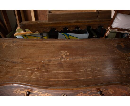 18th-century chest of drawers with 3 inlaid drawers, serpentine front and antique locks