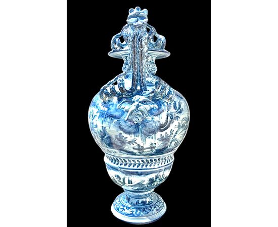 Grande vaso in maiolica  con manici serpentiformi e decoro a personaggi,putti e satiri su sfondo agreste stile Savona, manifattura Cantagalli Firenze.