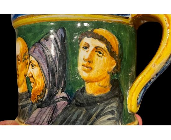 Boccale in maiolica con decoro a personaggi detti ‘cantori’.Manifattura Minghetti,Bologna.