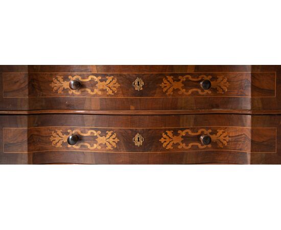 18th-century chest of drawers with 3 inlaid drawers, serpentine front and antique locks