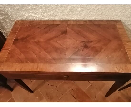 Louis XVI veneered and threaded desk with central drawer - Second half of the 18th century