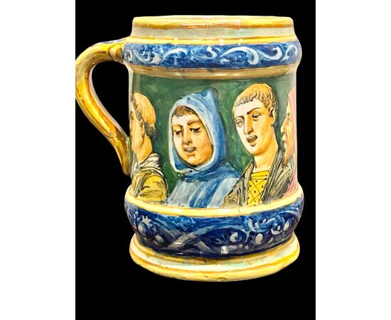Boccale in maiolica con decoro a personaggi detti ‘cantori’.Manifattura Minghetti,Bologna.