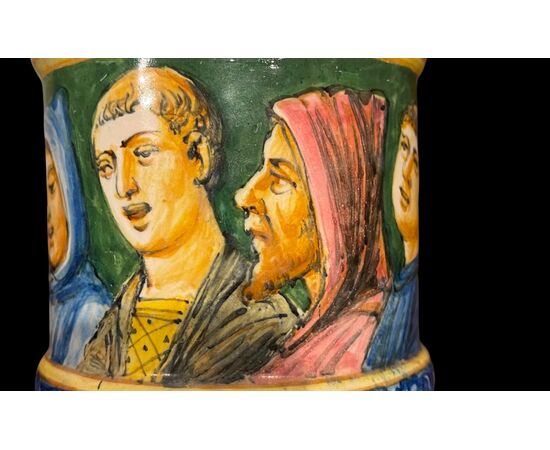 Boccale in maiolica con decoro a personaggi detti ‘cantori’.Manifattura Minghetti,Bologna.