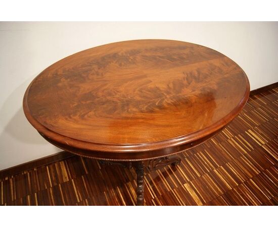 Antique oval table from the 1800s, Louis Philippe style, in mahogany feather.