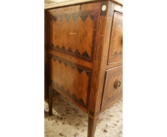 Antique Italian chest of drawers from the 1800s, Louis XVI style, richly inlaid.