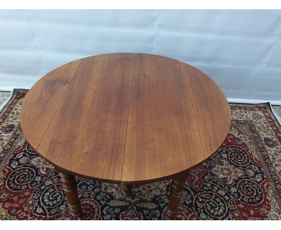 ROUND EXTENDABLE TABLE IN WALNUT, 19th CENTURY. L129xW131xH74 cm. Total extension 370 cm