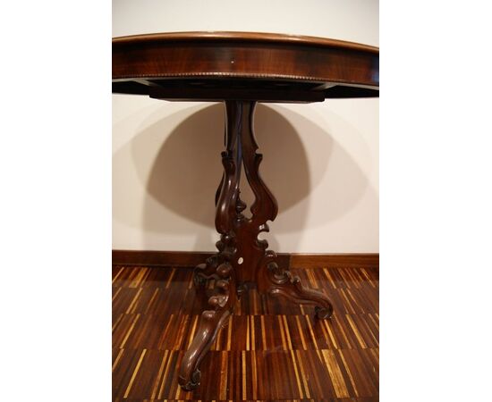 Antique oval table from the 1800s, Louis Philippe style, in mahogany feather.