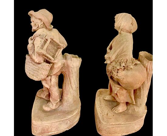 Coppia di sculture in terracotta raffigurante contadini.Firma Cav.G.Vaccaro.(1807-1889)Caltagirone.