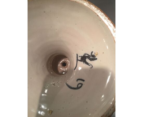 vaso in maiolica con prese laterali a forma di arpie e decoro a raffaellesche e grottesche.Cantagalli,Firenze.