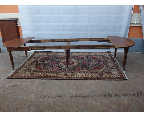 ROUND EXTENDABLE TABLE IN WALNUT, 19th CENTURY. L129xW131xH74 cm. Total extension 370 cm