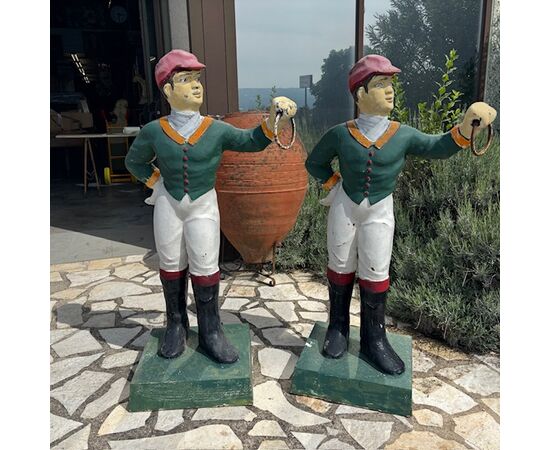 Antica coppia di sculture made in Usa  in ghisa da giardino -Fantini con anello per Cavalli . Mis Altezza cm 125 Larghezza cm 70