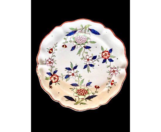 Piatto in maiolica con decoro alla ‘barbottina.Manifattura di Pasquale Rubati.Milano.