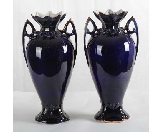 Coppia di vasi del 1900 inglesi in porcellana blu decorata con scene galanti