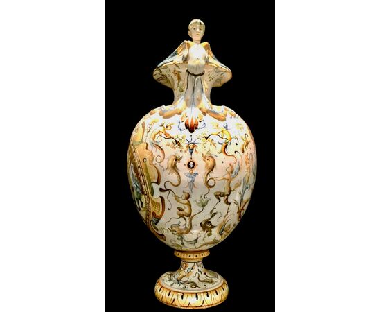 vaso in maiolica con prese laterali a forma di arpie e decoro a raffaellesche e grottesche.Cantagalli,Firenze.