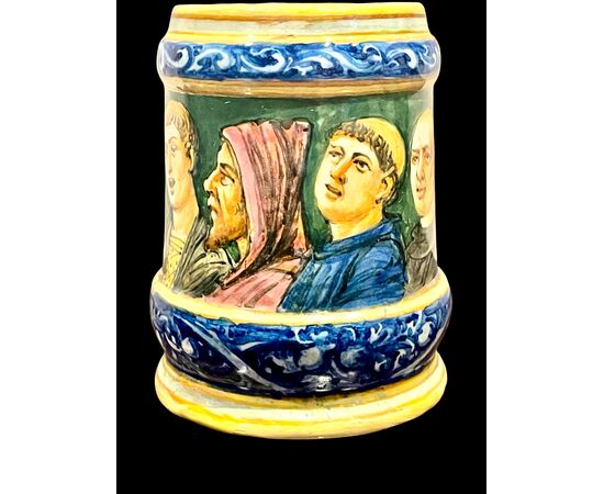 Boccale in maiolica con decoro a personaggi detti ‘cantori’.Manifattura Minghetti,Bologna.